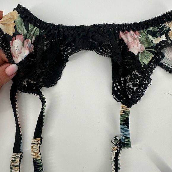 Victoria’s Secret Vintage Floral Lace Garter Belt - Picture 3 of 6